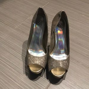 Size 7 Champlain color shoes !